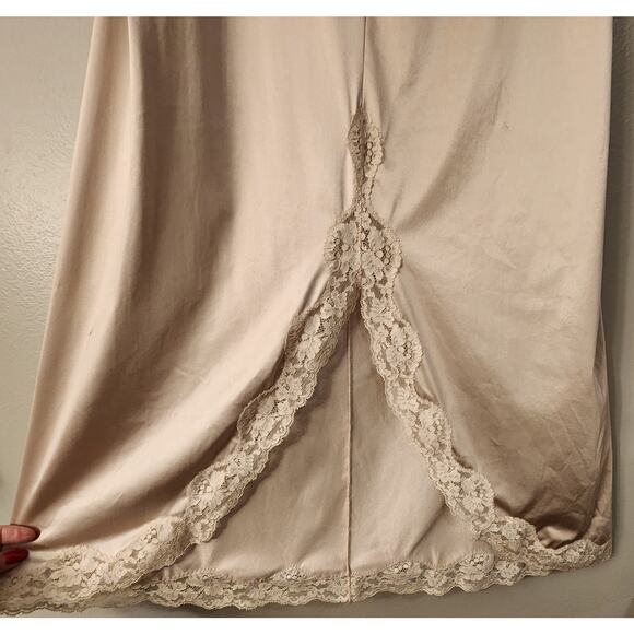 Vtg Vassarette nylon nude slip dress lace Slit in front  size‎ 36 TT - Picture 2 of 6